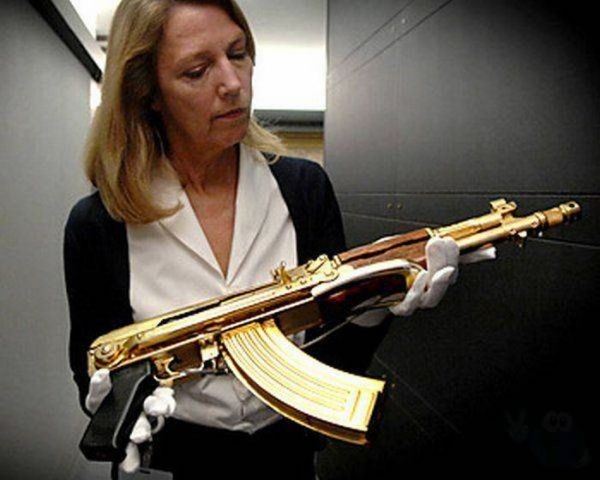 Các loại súng mạ vàng của Saddam Hussein bị tịch thu